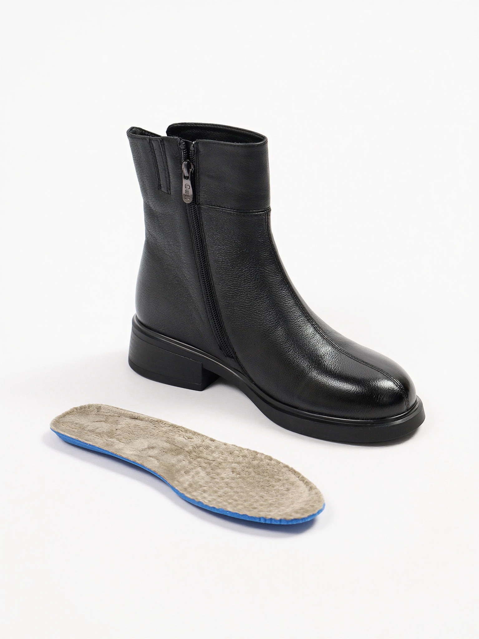 Ботинки черного цвета на среднем широком каблуке